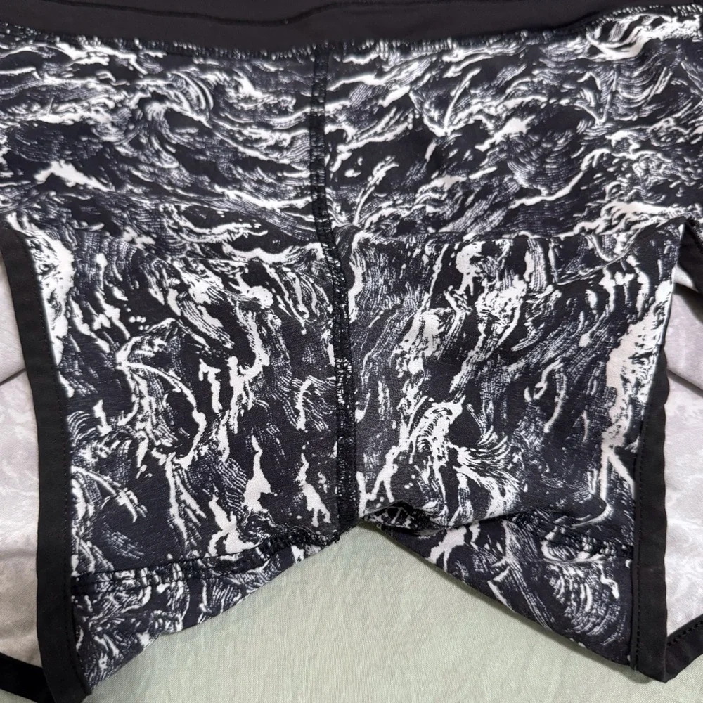 Lululemon Run Times Short Nami Wave off-White Black / Black Size 8